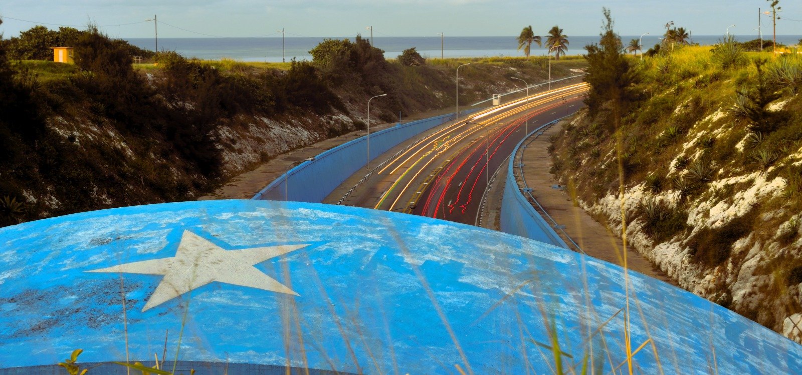 Carretera por la costa de Cuba al atardecer