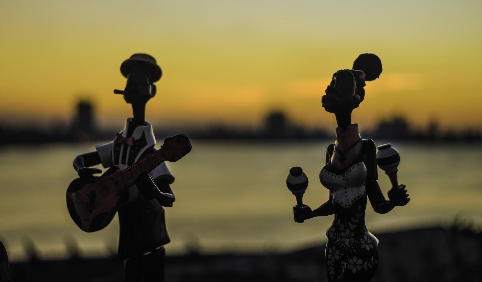 Músicos cubanos tocando al atardecer junto al mar