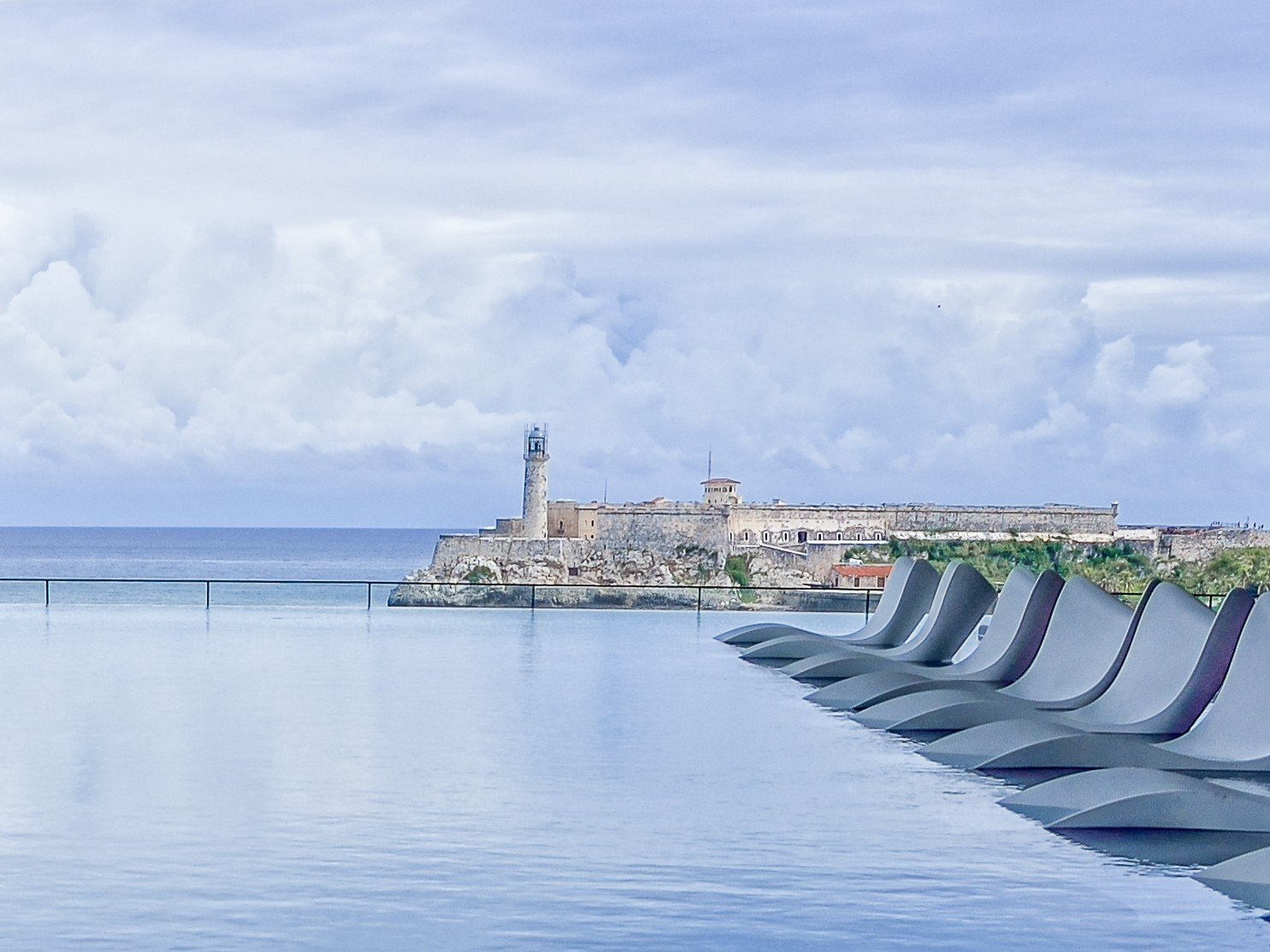 El Malecón de La Habana con el castillo del Morro al fondo