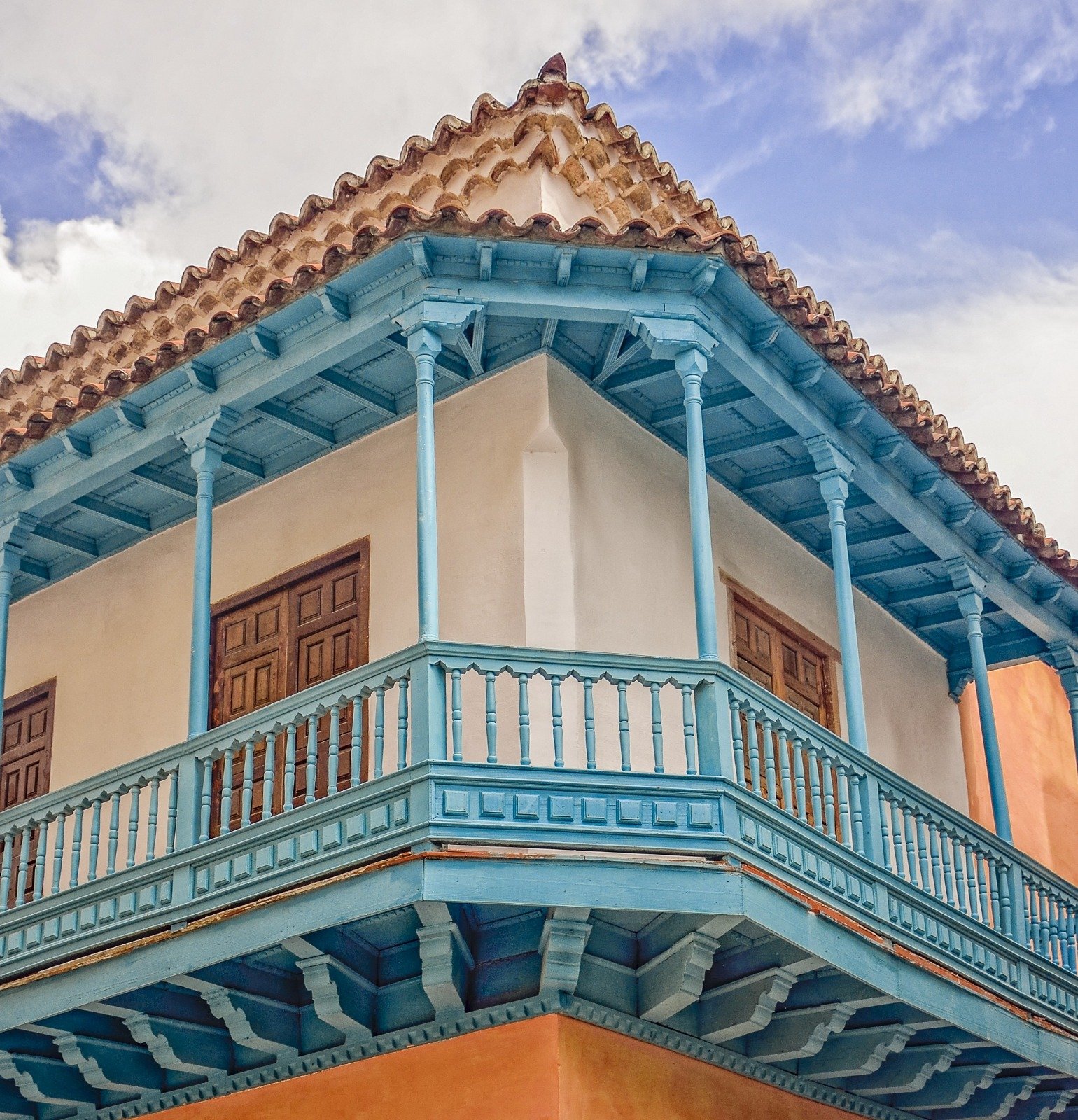 Balcón colonial colorido en Trinidad, Cuba