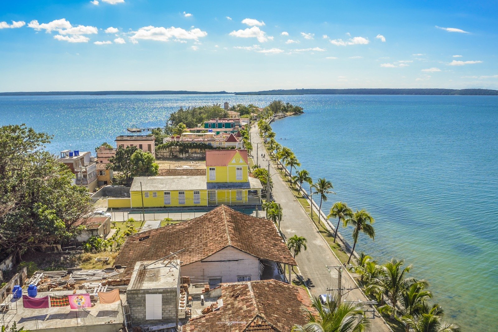 Vista aérea de un pueblo costero de Cuba